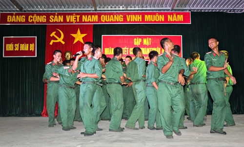 Tổ chức vui Tết Chol Chnam Thmay cho cán bộ, chiến sĩ